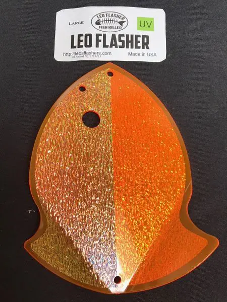 Orange glittery fish-shaped LED flasher keychain.